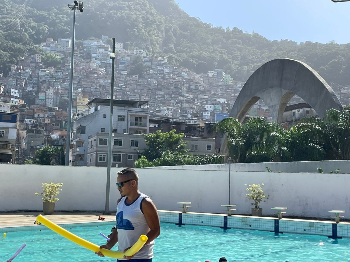 Dia de piscina na Rocinha