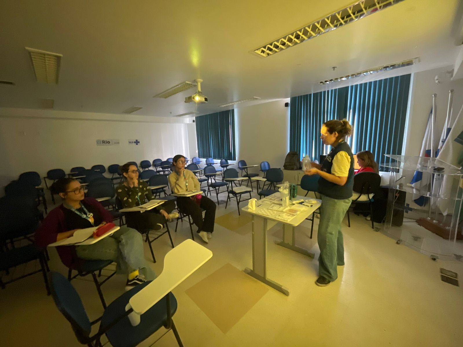 Canal Teórico-Prático sobre coberturas e feridas com enfermeiras residentes – CF Rinaldo de Lamare