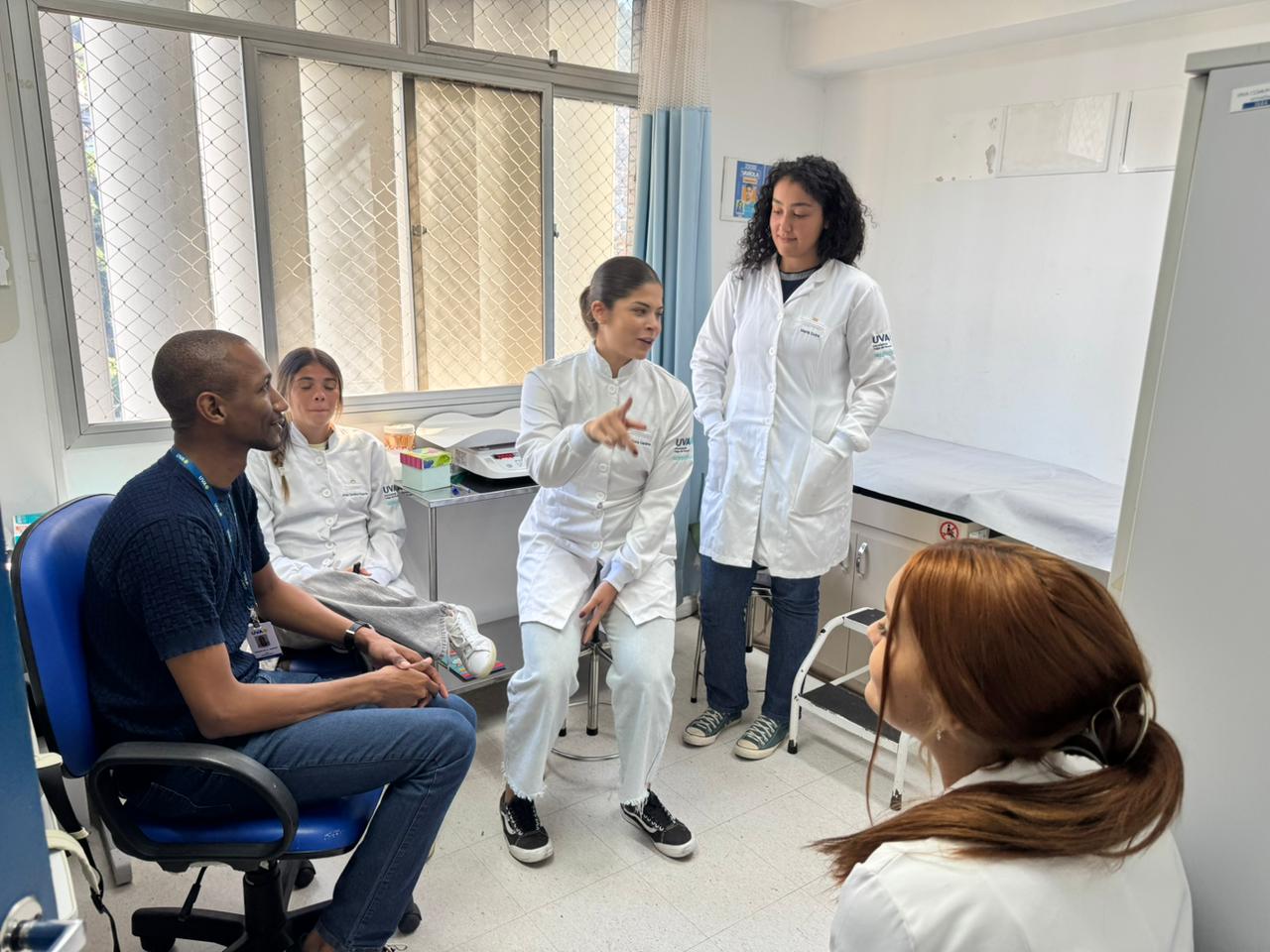 Estagiários da UVA participam de discussão de casos clínicos na CF Rinaldo de Lamare
